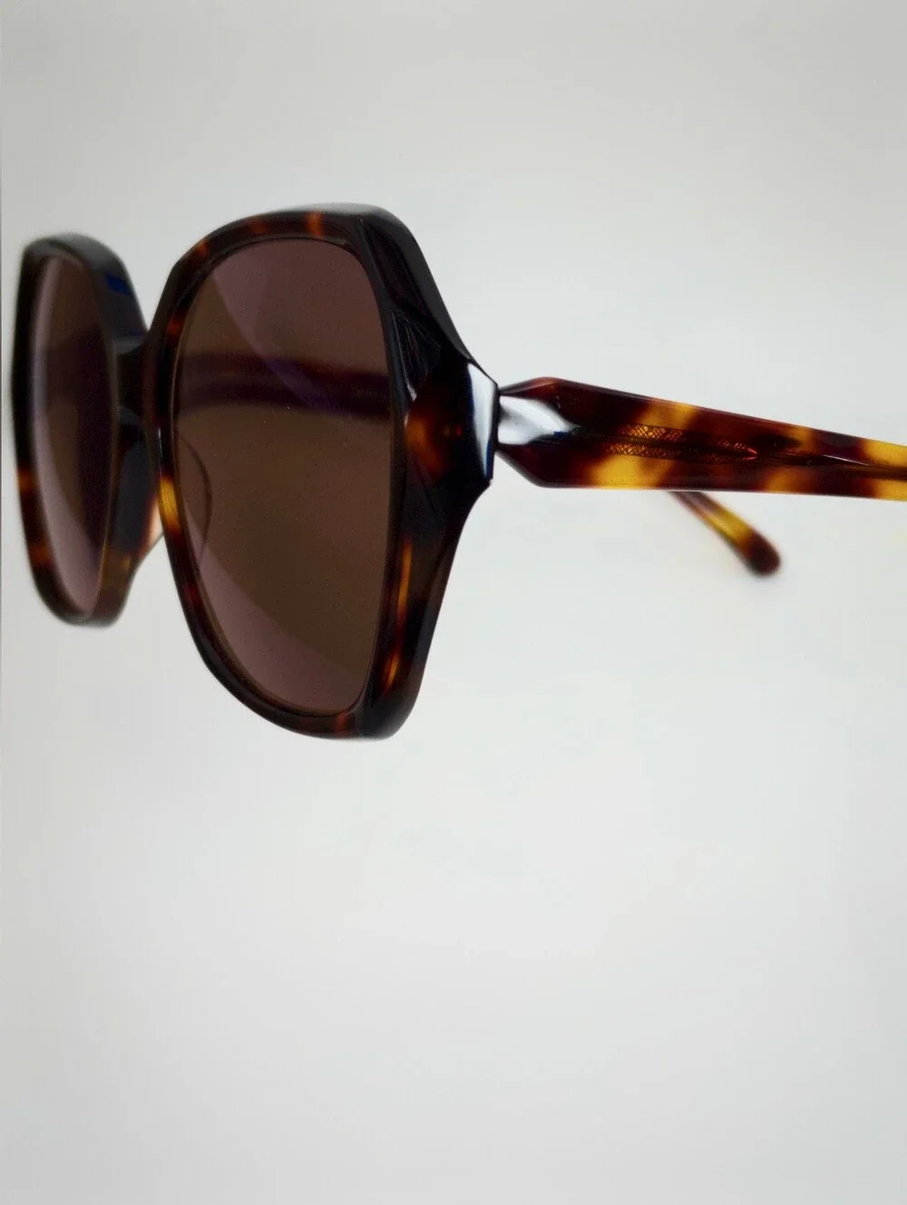 Isabella. Tortoiseshell Oversized Eyewear. Faceted Texture Frame.